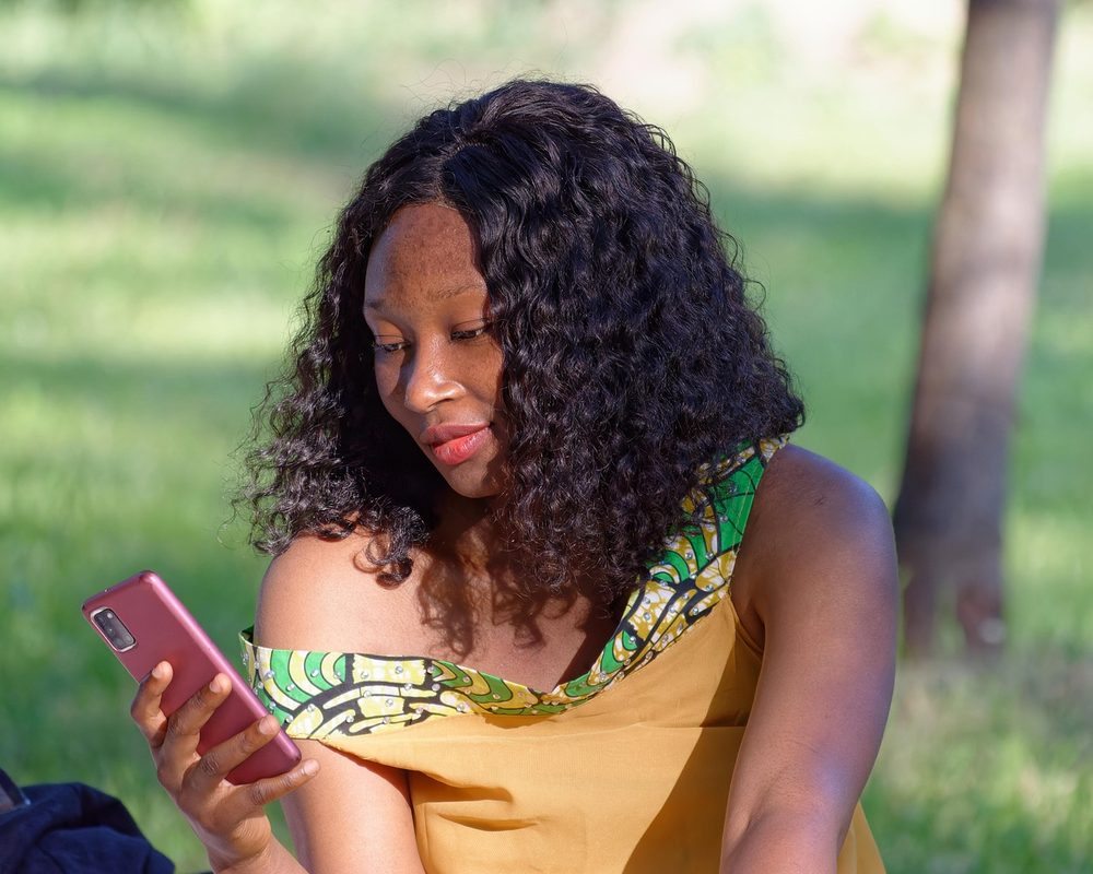 A guest sending a gift from her phone